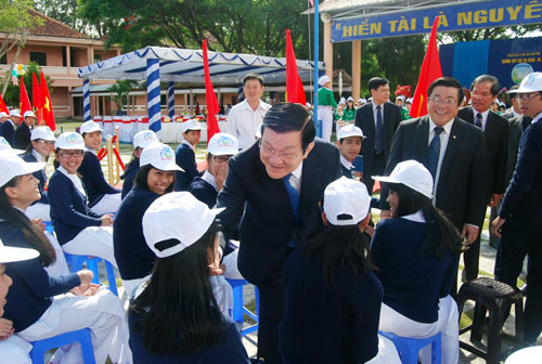 Description: Chủ tịch nước Trương Tấn Sang ân cần thăm hỏi, trò chuyện với các cháu học sinh